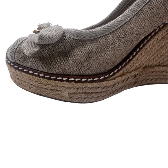 Tory Burch Jackie Charm Logo Peep Toe Wedge Espadrille Heel Gold/Beige 9B - Picture 11 of 16